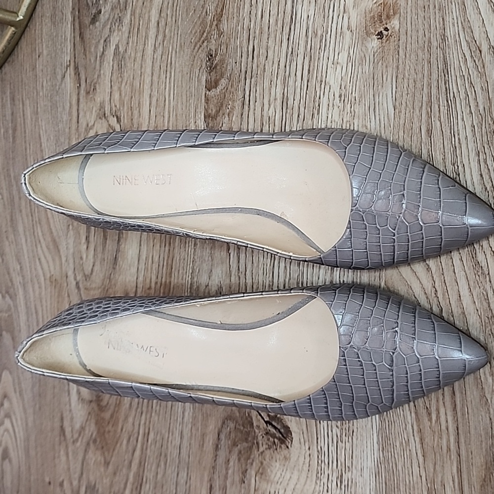 Nine West Womens Gwendle Pointed Toe Grey Pump Croc Embosed Closed Toe Shoes - Picture 2 of 14